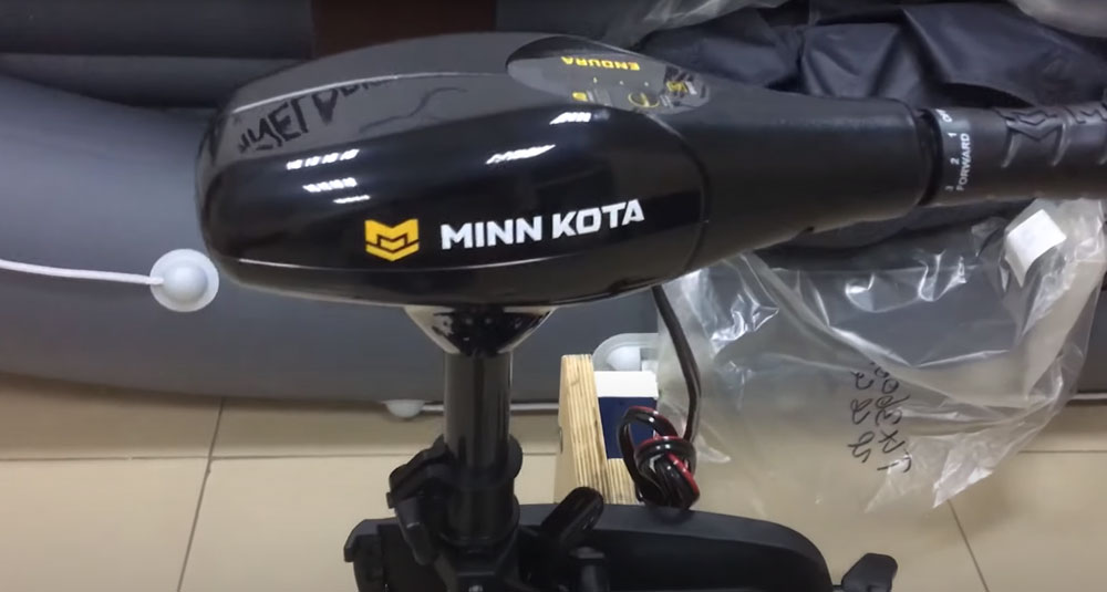 The Minn Kota С2 30 offers five speeds in forward and three in reverse