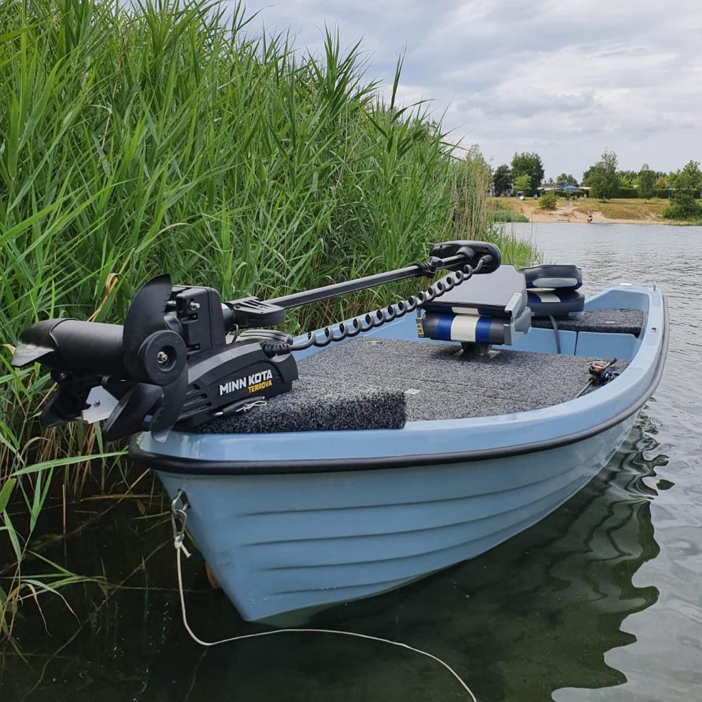 electric steering makes it easy to navigate your boat in tight spaces